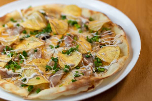 Пицца с копченой скумбрией и чипсами